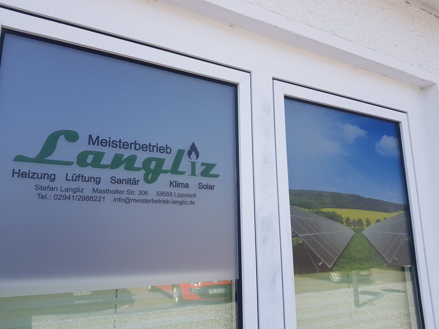 Schaufensterbeschriftung und Glasdekor für den Meisterbetrieb Langlitz, umgesetzt von twCREATIVO