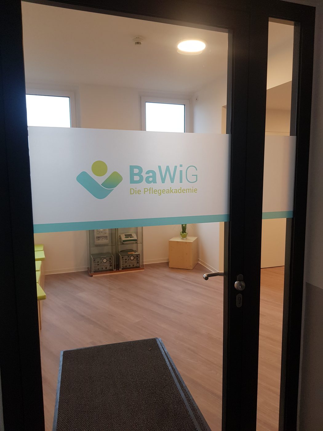 Beschriftete Glastür mit Logo für BaWiG, als Werbetechnik umgesetzt von twCREATIVO