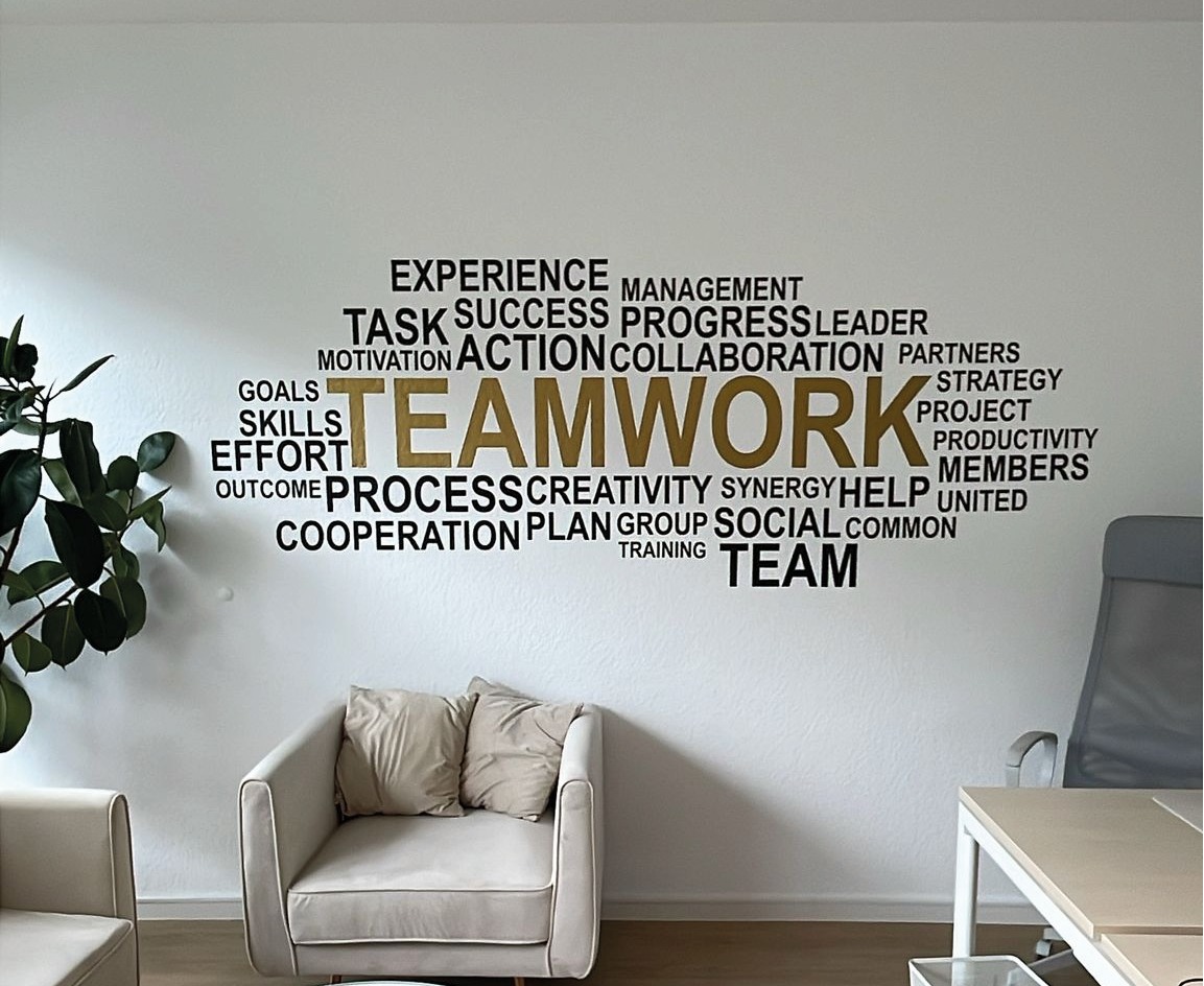 Fertig montierte Teamwork-Wandbeschriftung im eingerichteten Büro