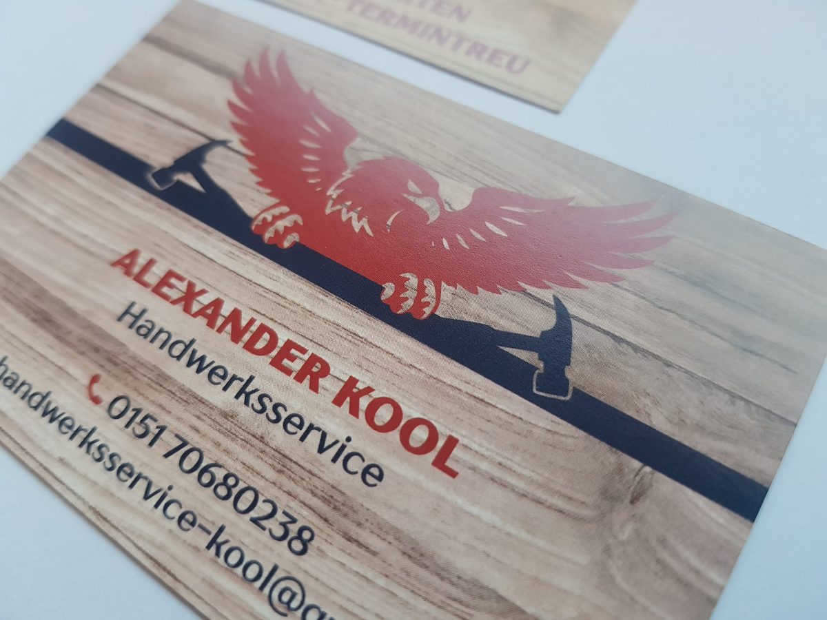 Visitenkarten im Holz-Look mit rotem Adler-Logo für Alexander Kool Handwerksservice, gestaltet von twCREATIVO